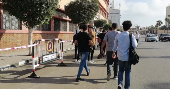 بدء توافد طلاب الثانوية العامة على لجان بورسعيد.. صور
