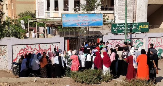 طلاب الثانوية العامة يبدأون امتحان التربية الدينية.. الأسئلة اختيارية ولا توجد أسئلة مقالية للمواد خارج المجموع.. وصول أسئلة الامتحانات للجان بشكل آمن دون أية مشكلات.. والتعليم تطالب بتوفير الهدوء للطلاب