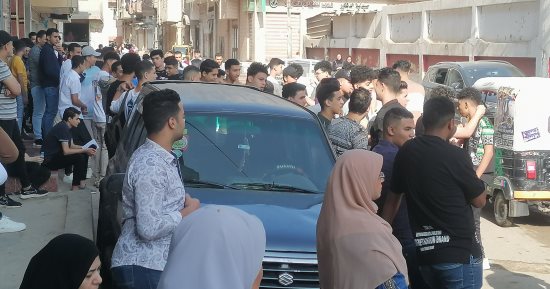 توزيع أوراق أسئلة مادة التربية الدينية على طلاب الثانوية العامة فى لجان الدقهلية.. صور