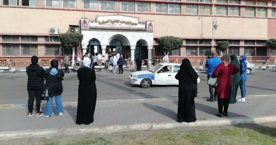 تجمع أولياء أمور طلاب الثانوية العامة خارج اللجان فى محافظة بورسعيد.. فيديو وصور - اليوم السابع