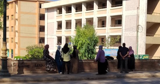 أولياء الأمور ينتظرون أبناءهم أمام لجان الثانوية العامة.. صور