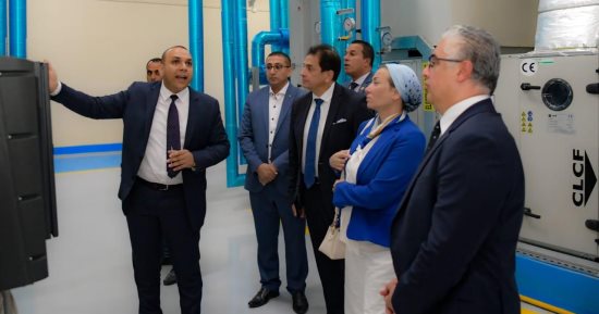 وزيرة البيئة ورئيس المنطقة الاقتصادية يتفقدان أول مصنع للأدوية صديق للبيئة