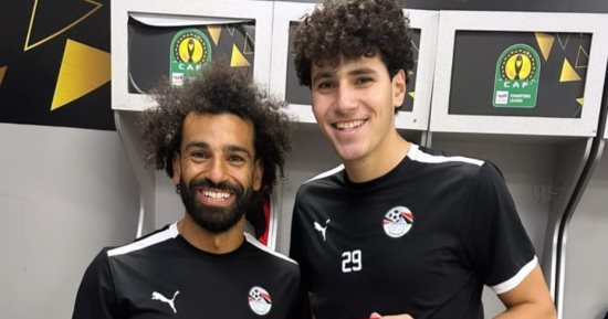 محمد صلاح يهدى قميصه لمدافع المقاولون على هامش معسكر الفراعنة