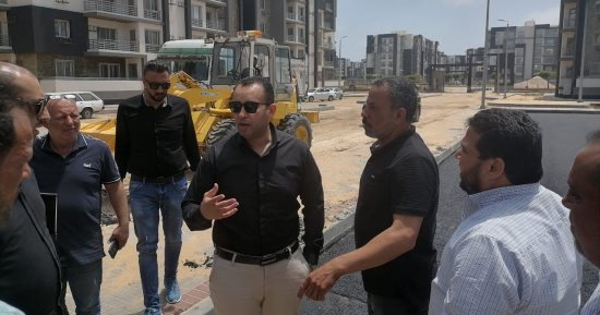 رئيس جهاز "دمياط الجديدة" يتفقد أعمال رصف الطرق وتنسيق الموقع بمشروع جنة 