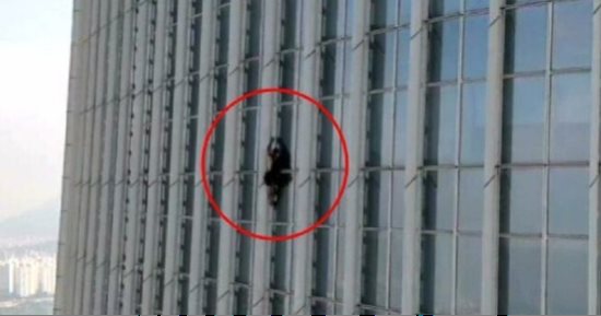 كوريا الجنوبية: القبض على "الرجل العنكبوت البريطانى".. فيديو