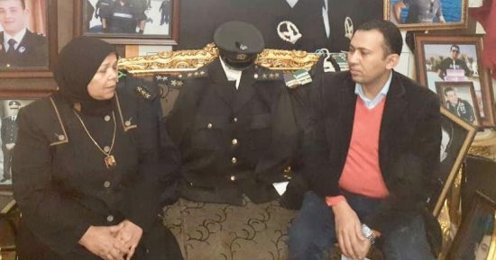 ذكرى 30 يونيو.. والدة شهيد تحول منزله لمتحف يضم مقتنياته الشخصية "صور"