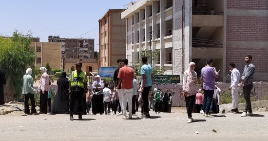 بدء خروج طلبة الثانوية العامة بعد أداء الامتحان بمادتى الدين والتربية الوطنية
