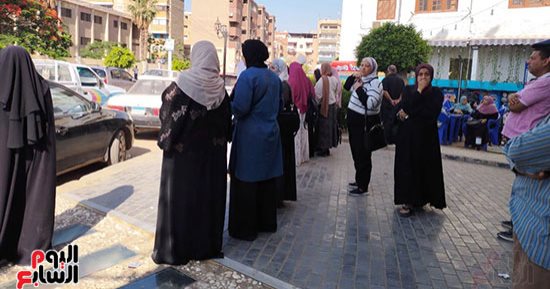 أولياء الأمور يدعمون أبناءهم بأول أيام ماراثون امتحانات الثانوية العامة أمام اللجان بالدعاء.. المحافظات تؤكد عدم رصد أى شكاوى والامتحانات تسير بشكل طبيعى دون أى مشكلات.. والمحافظون يتفقدون غرف العمليات.. صور