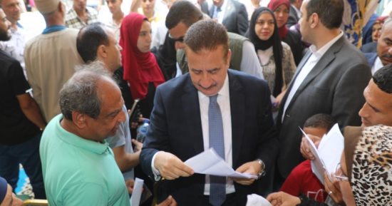 محافظ المنوفية يسلم مساعدات لـ100 حالة إنسانية من الأسر الأولى بالرعاية