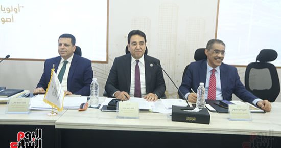 مصر تبدأ رحلة جادة نحو تشجيع الاستثمار.. جلسة خاصة بالحوار الوطنى تستهدف دعم مشاركة القطاع الخاص.. 22 قرارا رئاسيا تقضى على البيروقراطية.. ومستقبل وطن يطالب بخلق بيئة تشريعية مالية وضريبية مُستقرة