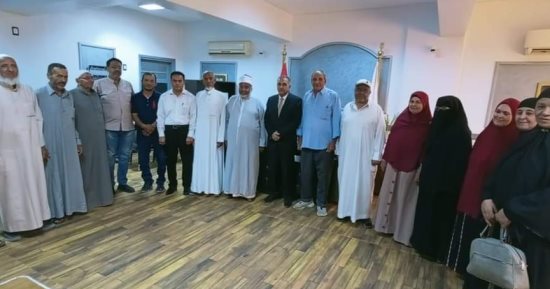 رئيس مركز الداخلة يسلم حجاج الجمعيات الأهلية جوازات وتأشيرات السفر