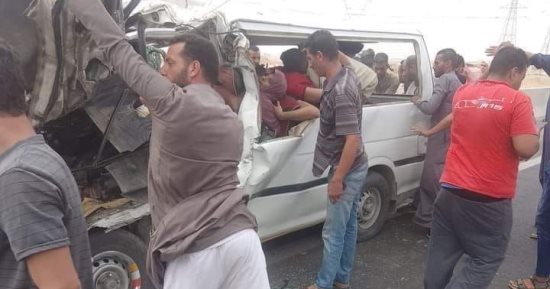 مصرع 15 شخصا وإصابة 2 آخرين إثر حادث تصادم تريلا وميكروباص في الصف   