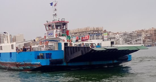 مرفق معديات بورسعيد يعمل بكامل طاقته رغم سوء الأحوال الجوية.. صور
