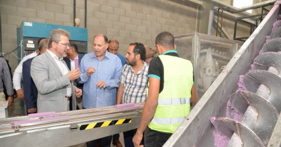 محافظ أسيوط ورئيس وفد الاتحاد الأوروبي يزوران مجمع الصناعات بعرب العوامر