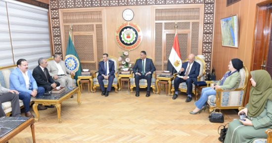 محافظ الدقهلية ورئيس جهاز محو الأمية يسلمان 467 شهادة لنزلاء مركز تأهيل جمصة