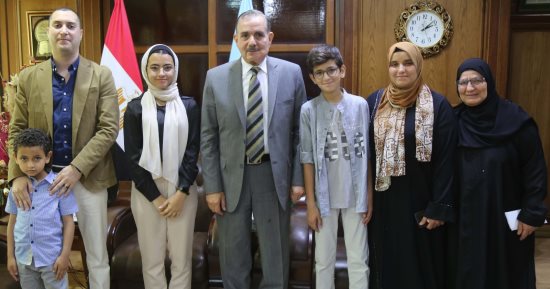 تنفيذا لتوجيهات الرئيس السيسي.. محافظ كفر الشيخ يستقبل منة الله الأولى على الإعدادية.. ويؤكد: توفير أثاث لائق وأجهزة كهربائية.. وأسرة منة: نشكر الرئيس السيسي وحياة كريمة والأكاديمية الوطنية للتدريب