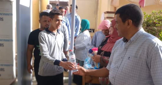 توزيع ورود ومياه معدنية وسناكس لطلاب الثانوية العامة بالوادى الجديد
