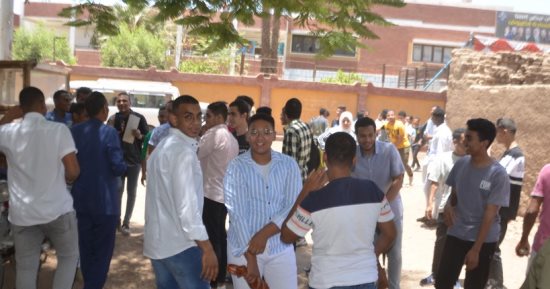 طلاب الثانوية العامة بالأقصر يتوافدون على لجان الاقتصاد والإحصاء.. صور