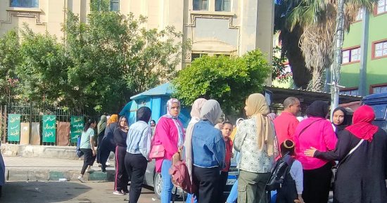 توافد طلاب الثانوية العامة بالإسكندرية لأداء امتحانى الاقتصاد والإحصاء.. صور