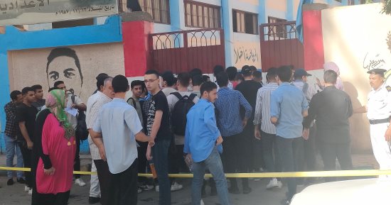 لجان الثانوية العامة بمدرسة طبرى الحجاز بمصر الجديدة تسمح للطلاب بالدخول