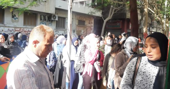 انطلاق اليوم الثانى من ماراثون الثانوية العامة بالمحافظات.. تواجد أمنى فى محيط اللجان..19 ألفا و300 طالب يؤدون الاقتصاد والإحصاء داخل 50 لجنة ببنى سويف و30 ألفا بأسيوط.. وحضور مبكر لطلاب شمال سيناء.. صور