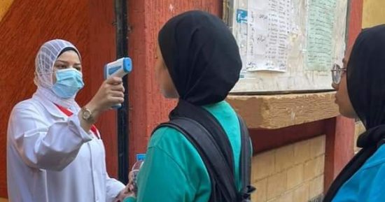 ماسح حرارة وكاميرات لتأمين اللجان.. طلاب الثانوية العامة يؤدون امتحانى الاقتصاد والإحصاء