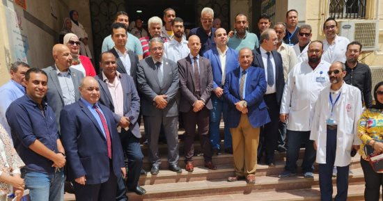 وفد من "الأطباء" يزور الشرقية.. النقابة تهدى أجهزة ومستلزمات طبية لمركز ههيا للحروق