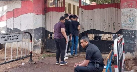 بدء خروج طلبة الثانوية العامة بعد أداء الامتحان بمادتى الاقتصاد والإحصاء 