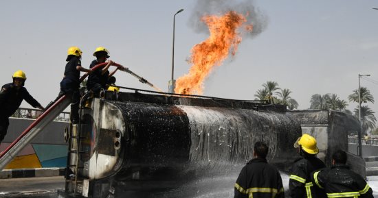 محافظ قنا يتفقد أعمال السيطرة على حريق هائل اندلع بمحطة وقود