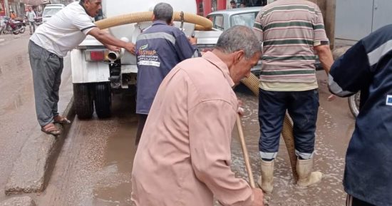 الدفع بسيارات لشفط مياه الأمطار من الشوارع والمدارس بالغربية.. صور