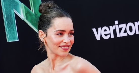 إميليا كلارك فى العرض الأول لسلسلة Secret Invasion بفستان منقوش بالزهور