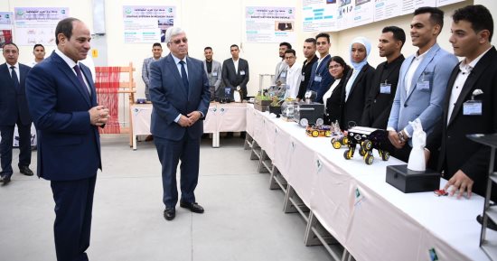 الرئيس السيسي يتفقد مجمع الورش بجامعة برج العرب التكنولوجية بالإسكندرية