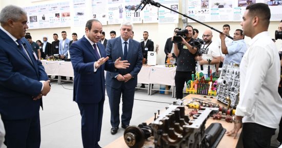 الرئيس السيسي يتفقد مجمع الورش بجامعة برج العرب التكنولوجية بالإسكندرية
