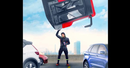 تامر حسني بطل خارق يحمل أتوبيسا بيده على البوستر الثاني لفيلم "تاج"