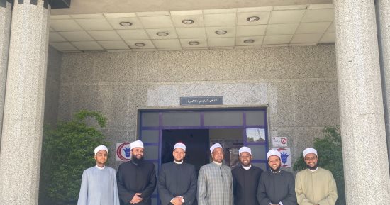 وفد من الأزهر الشريف بأسوان يزور المرضى بمعهد الأورام 