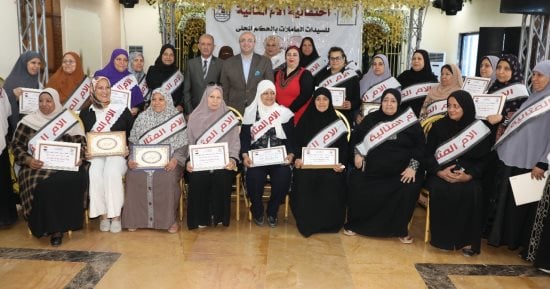 محافظ بني سويف يُكرّم 24 أمّاً مثالية من العاملات بدواوين العموم والوحدات