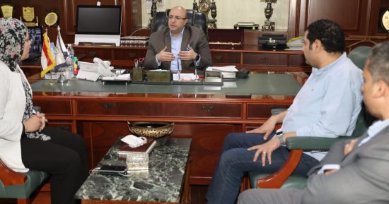 محافظ بني سويف: بحث تعظيم الاستفادة من أنشطة منصة "آيادي مصر" للتسويق