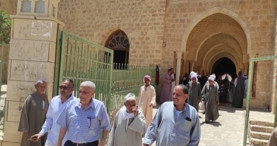 فى حميثرة سوف ترى.. توافد المريدين والمحبين على مقام قطب الصوفية أبو الحسن الشاذلى بقلب صحراء مرسى علم.. مجلس المدينة مهد الطريق للوصول إليه بطريقة أفضل.. و"حياة كريمة" تخصص 6 أيام لبقاء قوافلها العلاجية.. صور