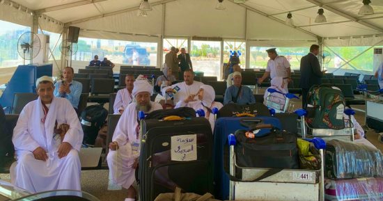 رفع درجة الاستعداد داخل صالات مطار برج العرب تزامنا مع بدء موسم الحج.. صور