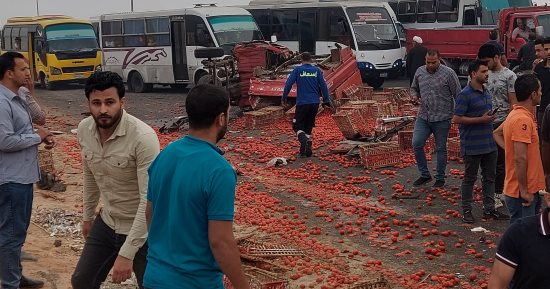 إصابة 21 عاملا فى تصادم مينى باص مع تروسيكل بطريق بلبيس - العاشر.. صور