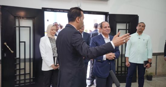 الرئيس السيسى يتفقد مجمع الخدمات التكنولوجية فى الأبعادية بالبحيرة