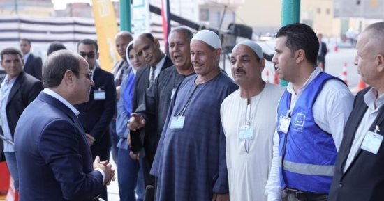 الرئيس السيسى يدير حواراً مع حشد من المواطنين بقرية الأبعادية فى البحيرة  