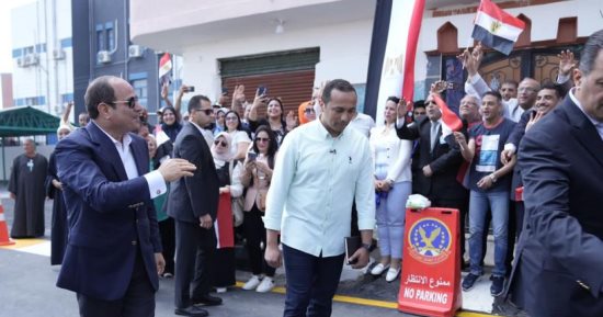 فى مشهد جماهيرى حاشد.. أهالى "الأبعادية" بالبحيرة يرحبون بالرئيس السيسى