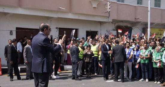 الرئيس السيسى يرحب بشباب "حياة كريمة" والتحالف الوطنى للعمل الأهلى التنموى 
