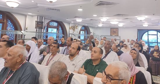 بالصور: أئمة الأوقاف يجيبون على استفسارات الحجيج بالمدينة المنورة