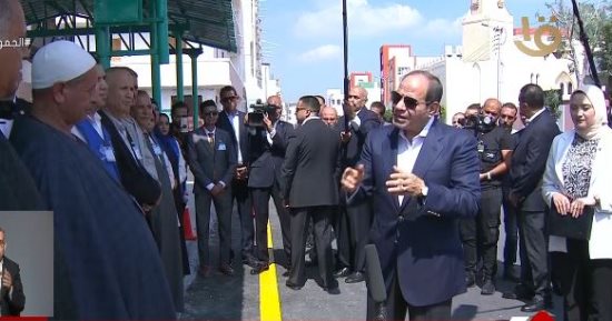 أحد أهالى الأبعادية للرئيس السيسى: ولدنا على إيد حضرتك.. وسنبايعك لحد ما نموت