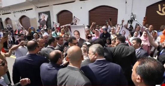 الرئيس السيسى يجرى حديثا مع مسؤولى مبادرة "ازرع" ويطمئن على أهالى الأبعادية