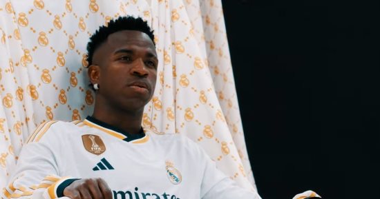لاعبو ريال مدريد يستعرضون قميص الموسم الجديد في وجود بنزيما.. صور