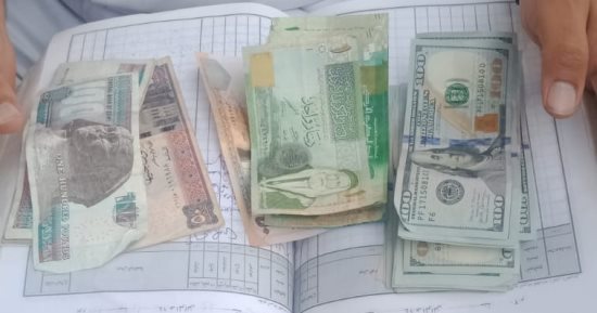 العثور على حقيبة أموال داخل جراج بمطار القاهرة.. والأمن يسلمها لصاحبها