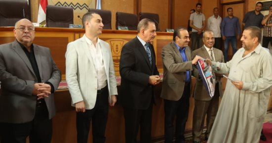 محافظ كفر الشيخ يسلم جوازات السفر وملابس الإحرام للفائزين بقرعة حج الجمعيات الأهلية